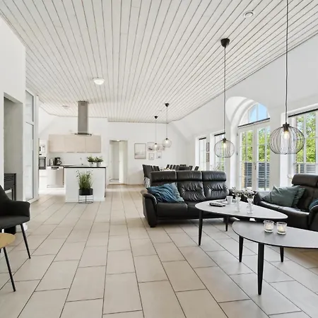 Gorgeous In With Private Swimming Pool, Be Inside Or Outside *